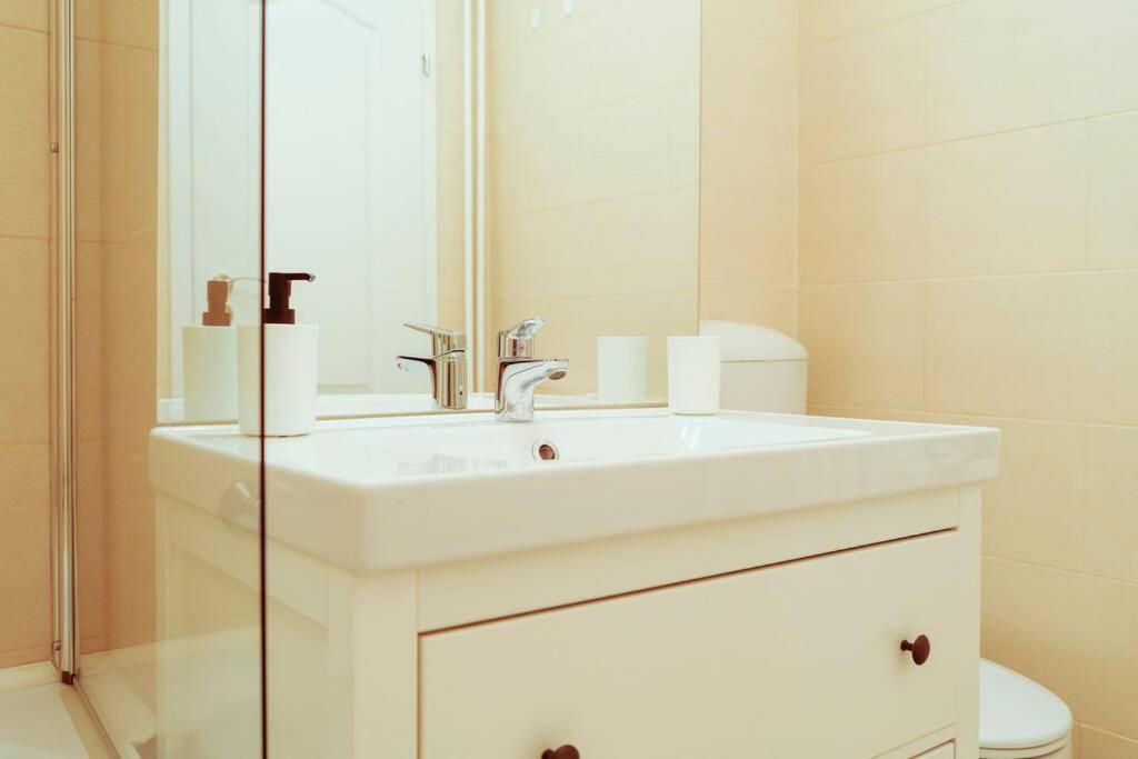 Elegant Vibes Apartment Next To Obor Market Bucarest Exterior foto